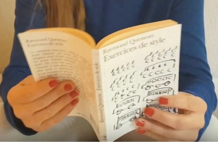 Susanne Franzmeyer liest Raymond Queneau: Exercices de style Susanne Franzmeyer hält ein aufgeschlagenes Buch in den Händen: Raymond Queneau - Exercices de style